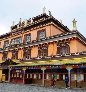 一座大楼,前面站着一些人