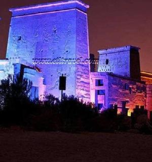 hrad osvětlený fialovými a modrými světly