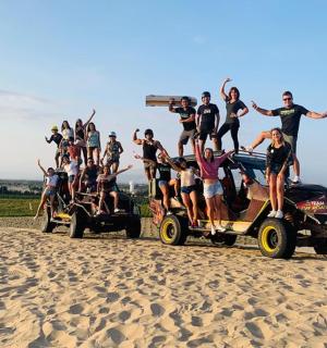 一群人在海滩上骑马