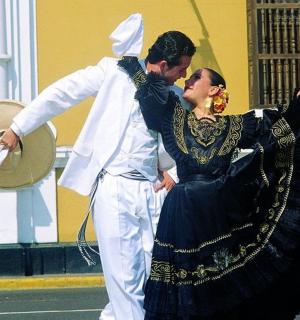 muž a žena v šatech tančí