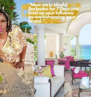 一位女士坐在客厅的沙发上