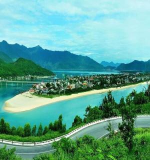 水域中的一个岛屿,背景是群山