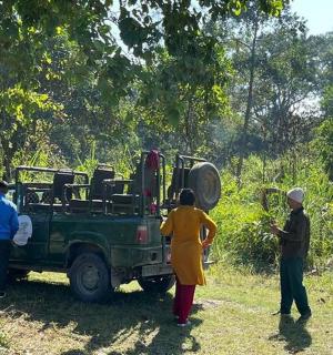 一群人围着一辆绿色卡车