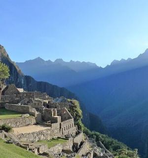 pogled na ruševine zgrade na planini