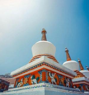 budova s bílými kopulemi na vrcholu