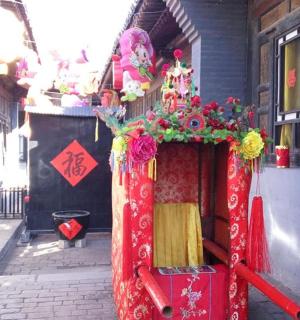 街道上一栋有红门的建筑