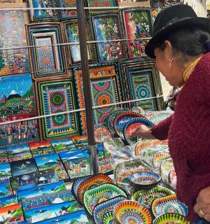 一名女子站在一家商店前