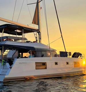 日落时分,一艘白色的船停在水中