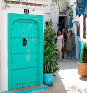 蓝白色建筑中的绿色门