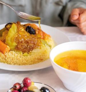 桌上的一盘食物和一碗汤