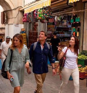 一群人在市场街上行走