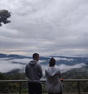 一男一女站在栏杆上望山