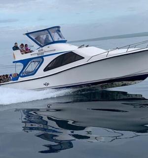 水中载有人的船