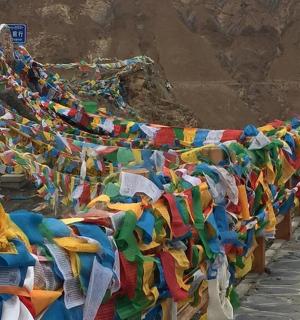 dlouhá řada modlitebních vlajek na úbočí hory