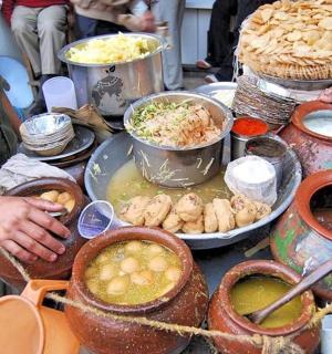 tencere ve tavalarla dolu bir masa