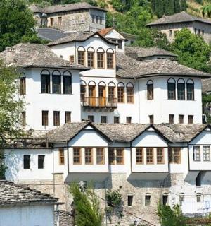 ein großes weißes Gebäude mit vielen Fenstern auf einem Hügel