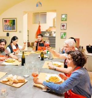 一群人围坐在桌旁吃饭