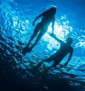 两个人在蓝色的海水中游泳