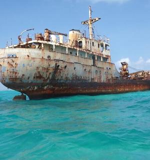 一艘旧船停泊在海里