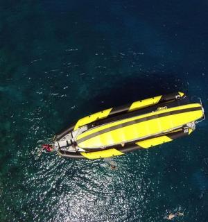 一艘黄色的小船漂浮在水中