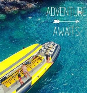 水中有一艘黄色的船，上面有人