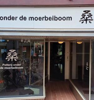 výloha obchodu s cedulí motocyklového obchodu