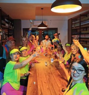 一群人围坐在一张大木桌旁