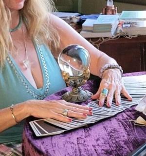 一位女士坐在桌边，手里拿着奖杯