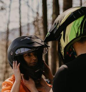 muž má na motorce helmu