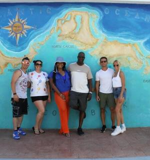 一群人站在壁画前