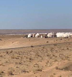 沙漠中央的一组圆顶