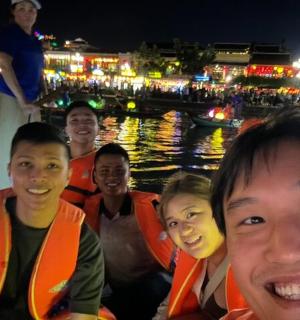 夜晚,一群人在水上的船上