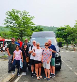 一群人站在一辆货车前