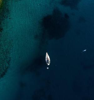 水中船只的鸟瞰图