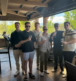 一群男人正在摆姿势拍照