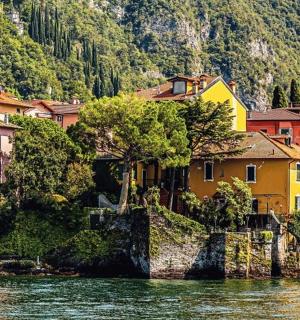 skupina domů na břehu vodní plochy