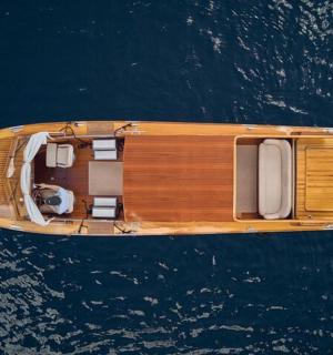 pohled shora na dřevěnou loď ve vodě