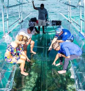 一群人在水中的船上