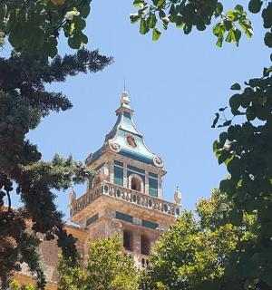 一座有钟楼的建筑