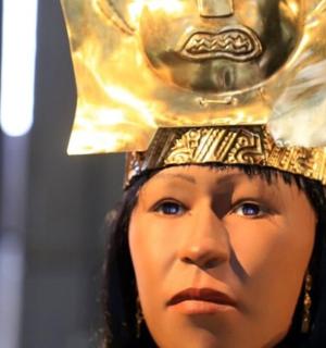 figurka ženy se zlatou helmou na hlavě