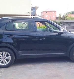 一辆黑色汽车停在停车场