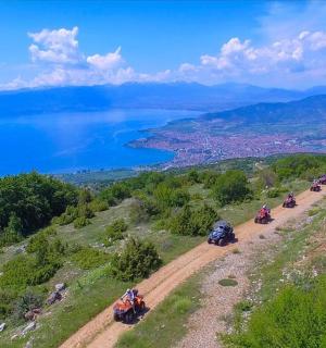 一群人骑着摩托车在土路上行驶