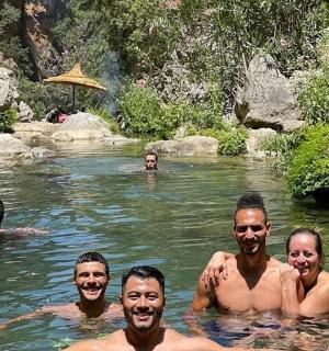 一群人在河里游泳