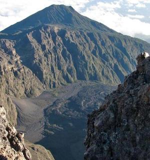山前有湖的景色
