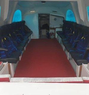 ein roter Teppich im hinteren Teil eines Bootes