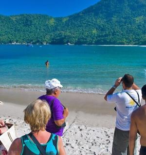 skupina lidí stojících na pláži