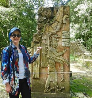 一位站在雕像前的女人