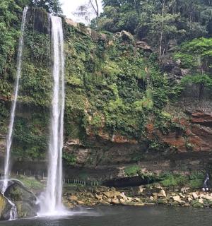 水体中间的瀑布