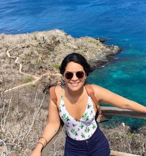 امرأة ترتدي نظارة شمسية تقف بجانب مسطح مائي