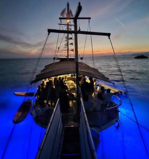 un grup de oameni pe o barcă pe apă